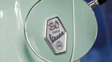 Vespa на 80: Юбилейната оса Verde 80th каца и в София
