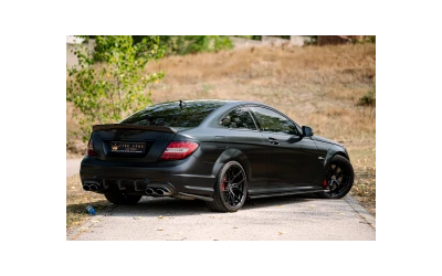 2012-mercedes-benz-c-63-amg - 3