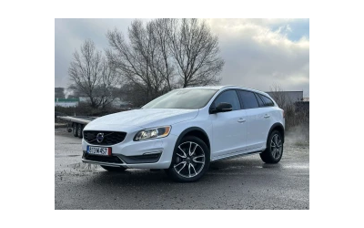 2015-volvo-v60-cross-country - 0