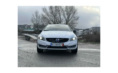 2015-volvo-v60-cross-country - 1