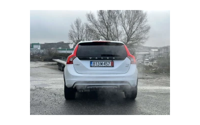 2015-volvo-v60-cross-country - 4