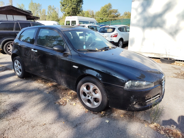 Alfa Romeo 147 1, 6i 105ps KLIMA - автомобили, коли, обяви за нови и употребявани 1