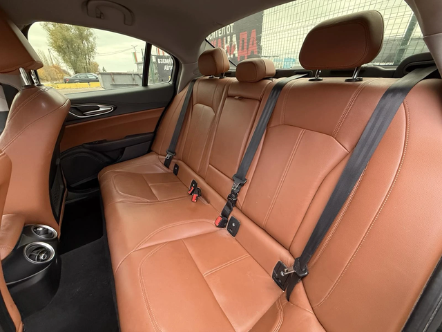Alfa Romeo Giulia 2.0T* RWD - автомобили, коли, обяви за нови и употребявани 9