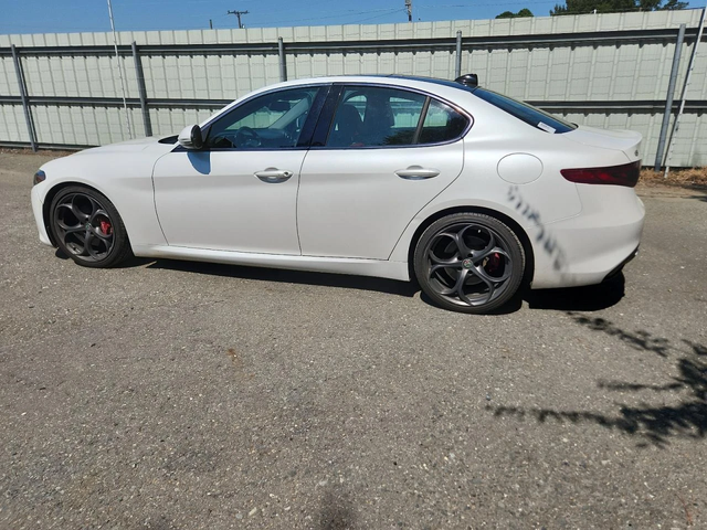 Alfa Romeo Giulia 2.0* TI* РЕАЛНИ КМ* ПЕРФЕКТНА - автомобили, коли, обяви за нови и употребявани 2