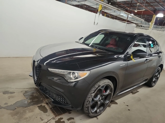 Alfa Romeo Giulia Veloce/AWD/H&K/Pano/Distronic/Red Interior - автомобили, коли, обяви за нови и употребявани 0