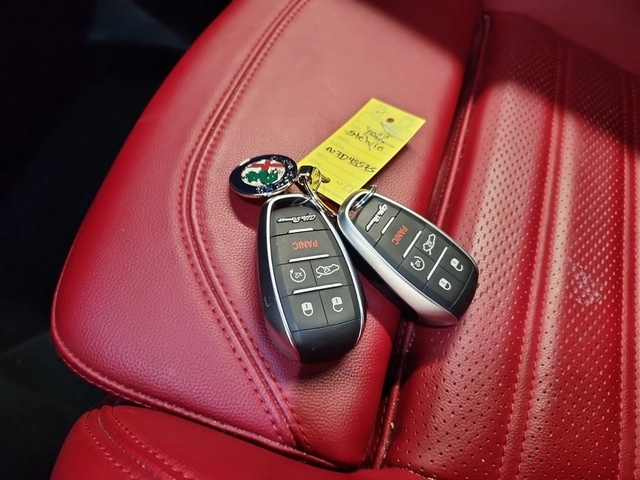 Alfa Romeo Giulia Veloce/AWD/H&K/Pano/Distronic/Red Interior - автомобили, коли, обяви за нови и употребявани 11
