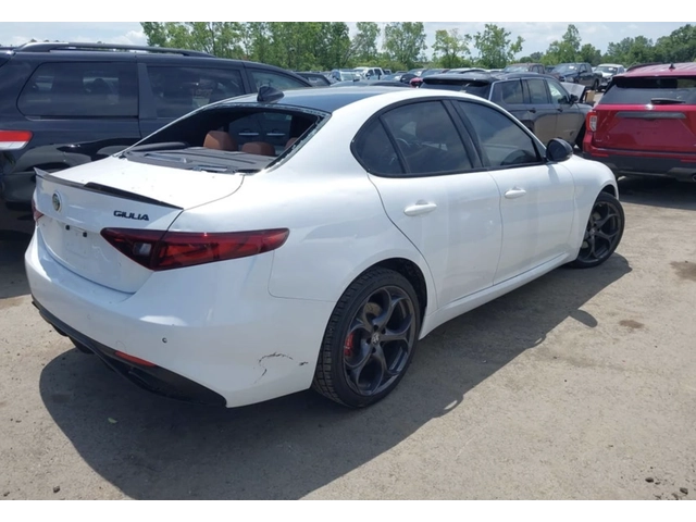 Alfa Romeo Giulia Q4 TI SPORT - автомобили, коли, обяви за нови и употребявани 3