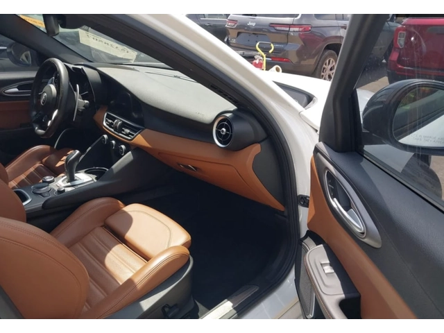 Alfa Romeo Giulia Q4 TI SPORT - автомобили, коли, обяви за нови и употребявани 4