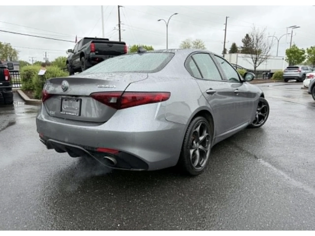 Alfa Romeo Giulia Ti berline sport Q4 / HARMAN KARDON / ПАНОРАМА / - автомобили, коли, обяви за нови и употребявани 4