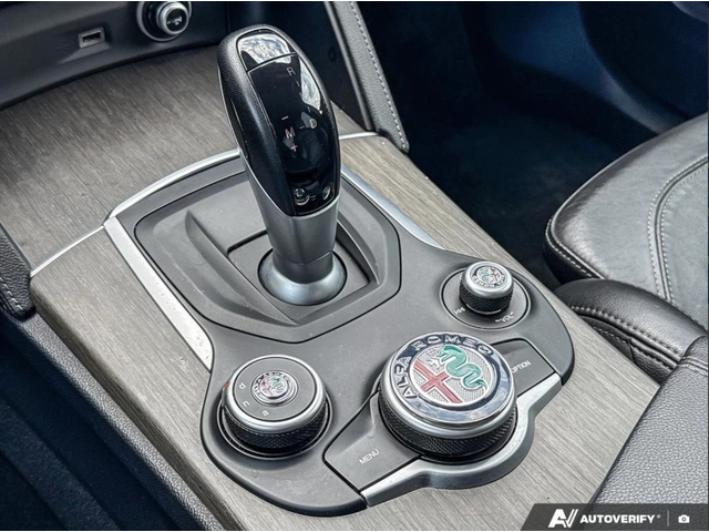 Alfa Romeo Stelvio Ti Sport / HARMAN KARDON / ПАНОРАМА / - автомобили, коли, обяви за нови и употребявани 14