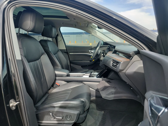 Audi E-Tron PRESTIGE* B&O* МАСАЖ* 360* LANE ASSIST* PANO* ОБДУ - автомобили, коли, обяви за нови и употребявани 10