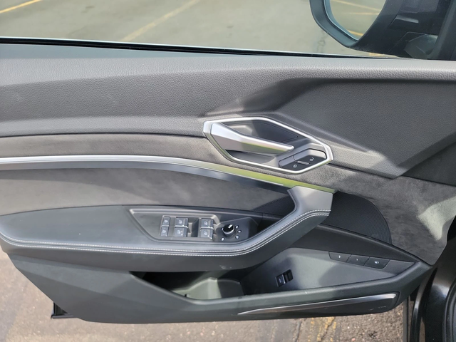 Audi E-Tron PRESTIGE* B&O* МАСАЖ* 360* LANE ASSIST* PANO* ОБДУ - автомобили, коли, обяви за нови и употребявани 13