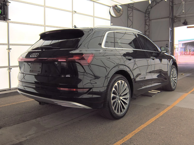 Audi E-Tron PRESTIGE* B&O* МАСАЖ* 360* LANE ASSIST* PANO* ОБДУ - автомобили, коли, обяви за нови и употребявани 4