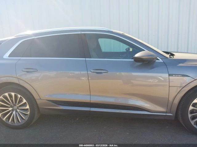 Audi E-Tron PREMIUMPLUS* PANO* ПОДГРЕВ* ОБДУХ* 360 - автомобили, коли, обяви за нови и употребявани 3