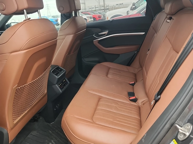 Audi E-Tron Sportback Technik - автомобили, коли, обяви за нови и употребявани 10
