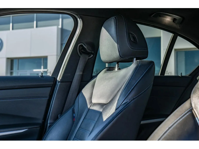 BMW 330 xDrive* M-pack* LASER* Distr* Harman/Kardon* 360* - автомобили, коли, обяви за нови и употребявани 13