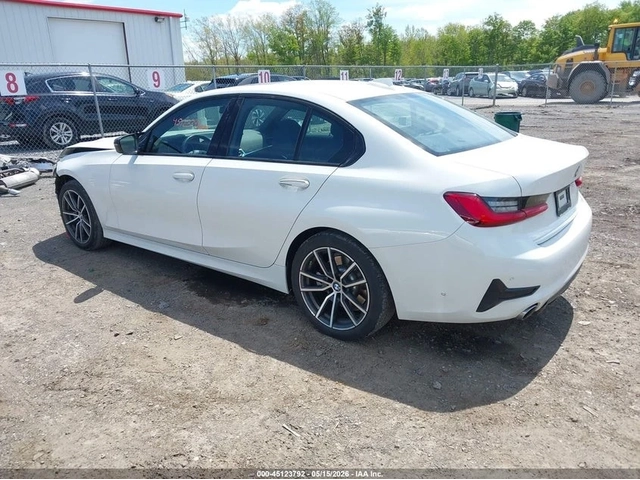 BMW 330 xDrive* LANE* DISTRO - автомобили, коли, обяви за нови и употребявани 2