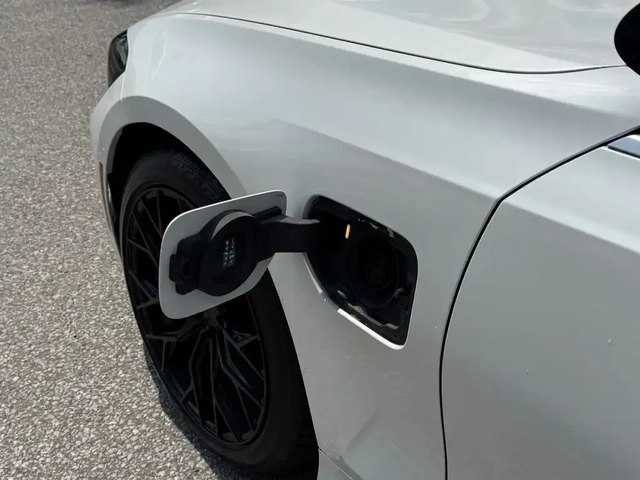 BMW 330 e xDrive Plug-in Hybrid - автомобили, коли, обяви за нови и употребявани 6