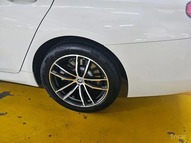 BMW 520 * ДИСТРОНИК * 360 * ОБДУХВАНЕ * B&W* DIGITAL - автомобили, коли, обяви за нови и употребявани 4