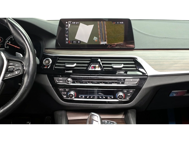 BMW 530 i M Sport Plus - автомобили, коли, обяви за нови и употребявани 11