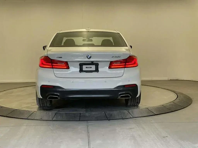 BMW 540 M-pkg* Shadow line* Soft-Close* Massage* Distronic - автомобили, коли, обяви за нови и употребявани 4