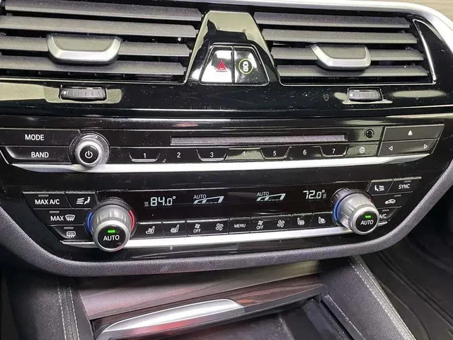 BMW 540 M-pkg* Shadow line* Soft-Close* Massage* Distronic - автомобили, коли, обяви за нови и употребявани 9