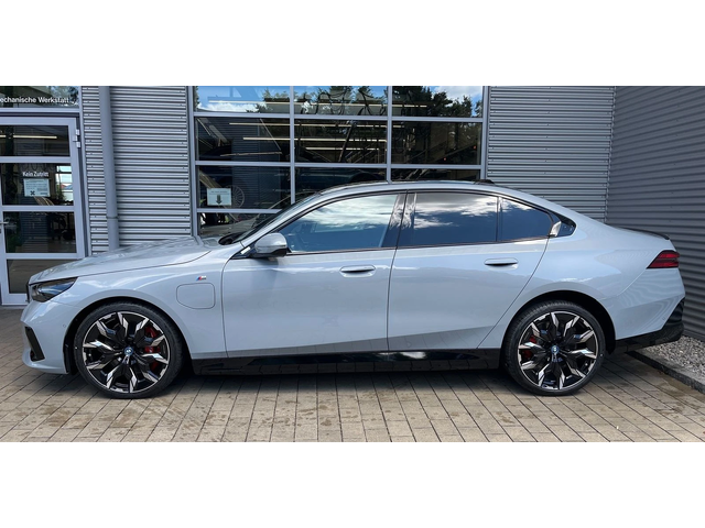 BMW 550 550e M-Sport - автомобили, коли, обяви за нови и употребявани 1