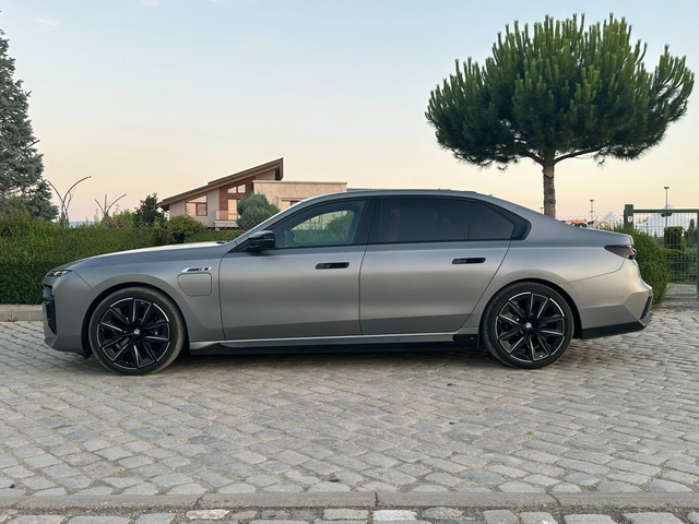 BMW 700 M760e / xDrive / AUTO DOOR/ TV THEATRE / M-SPORT PRO - автомобили, коли, обяви за нови и употребявани 1