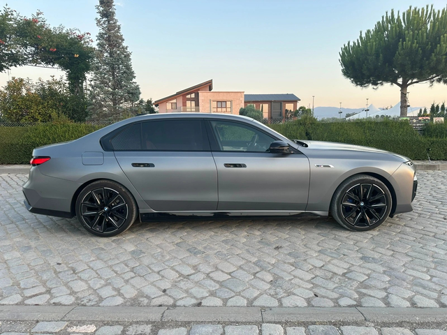BMW 700 M760e / xDrive / AUTO DOOR/ TV THEATRE / M-SPORT PRO - автомобили, коли, обяви за нови и употребявани 6
