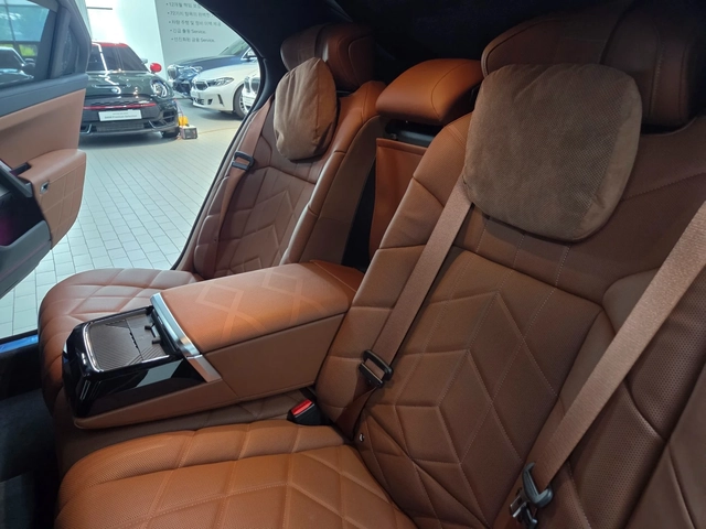 BMW 740 d xDrive M Sport - автомобили, коли, обяви за нови и употребявани 5