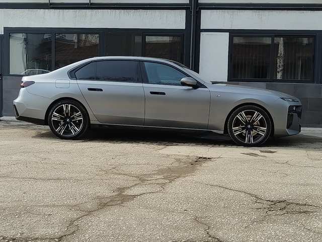 BMW 740 X Drive - автомобили, коли, обяви за нови и употребявани 4