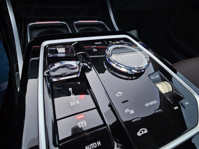 BMW 740d 740d xDrive M-Pack - автомобили, коли, обяви за нови и употребявани 10