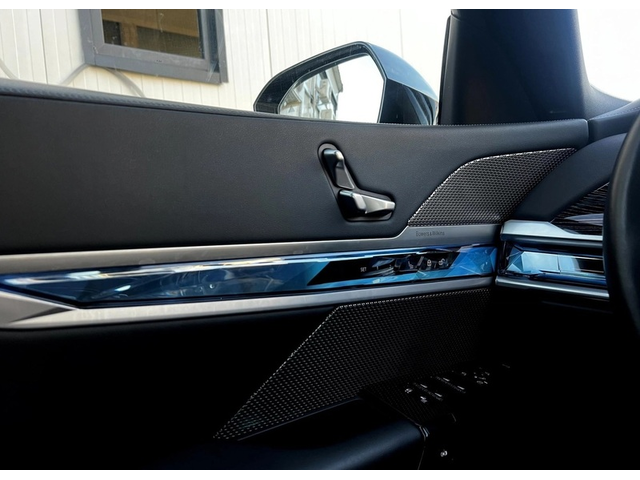 BMW 740d 740d xDrive M-Sport - автомобили, коли, обяви за нови и употребявани 7