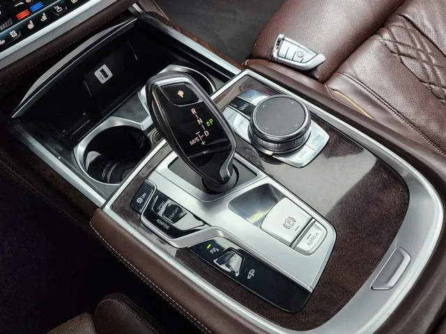 BMW 750 Li xDrive Premium - автомобили, коли, обяви за нови и употребявани 8