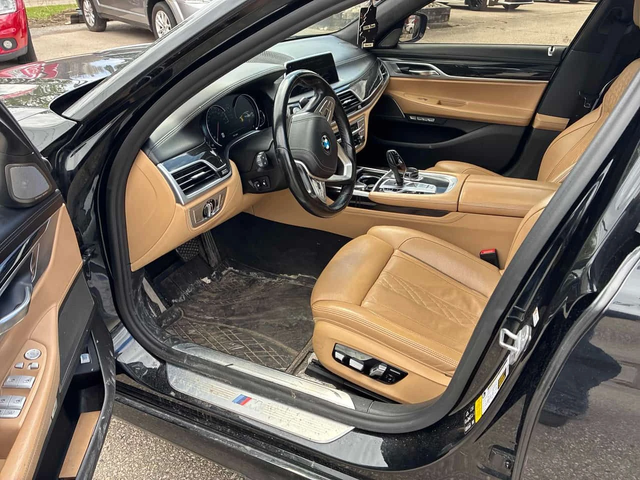 BMW 750 xDrive /360/DISTRONIC/Harman Kardon - автомобили, коли, обяви за нови и употребявани 4