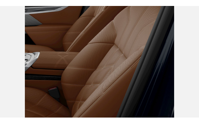 BMW 750e xDrive Sedan - автомобили, коли, обяви за нови и употребявани 7