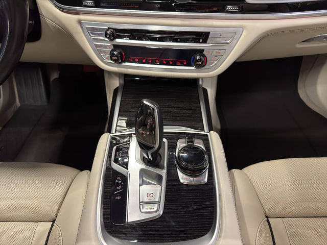 BMW 750Li xDrive - автомобили, коли, обяви за нови и употребявани 30