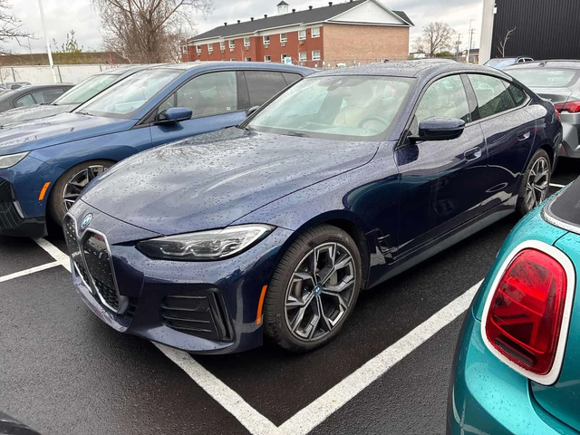 BMW i4 eDrive40 * KEYLESS * ПОДГРЕВ * ШИБИДАХ - автомобили, коли, обяви за нови и употребявани 0