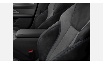 BMW i4 eDrive40 Gran Coupe - автомобили, коли, обяви за нови и употребявани 8