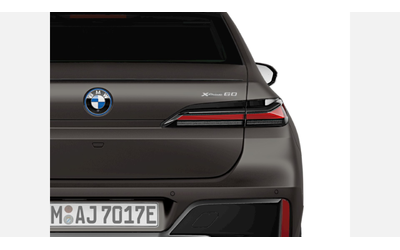 bmw-i7-xdrive60-sedan - 5