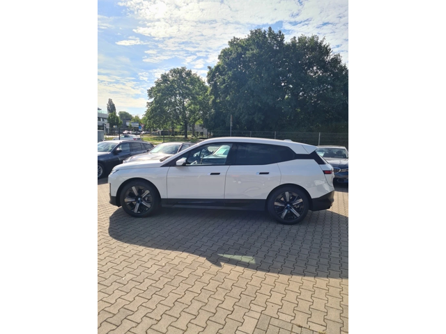 BMW iX xDrive40 - автомобили, коли, обяви за нови и употребявани 1
