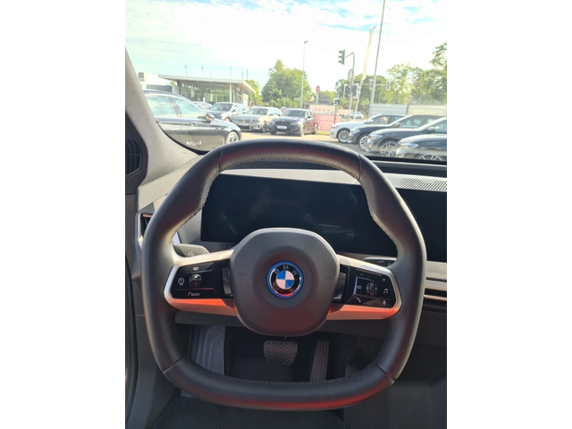 BMW iX xDrive40 - автомобили, коли, обяви за нови и употребявани 4