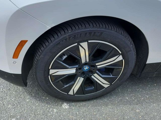 BMW iX XDRIVE50| HARMAN KARDON| PANO| ОБДУХВАНЕ| 2 КЛЮЧА| - автомобили, коли, обяви за нови и употребявани 4