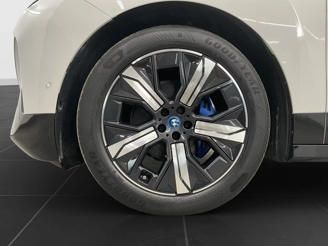 BMW iX 40 xDrive M Sport  Laser H/K HUD 360 Keyless W/P - автомобили, коли, обяви за нови и употребявани 13