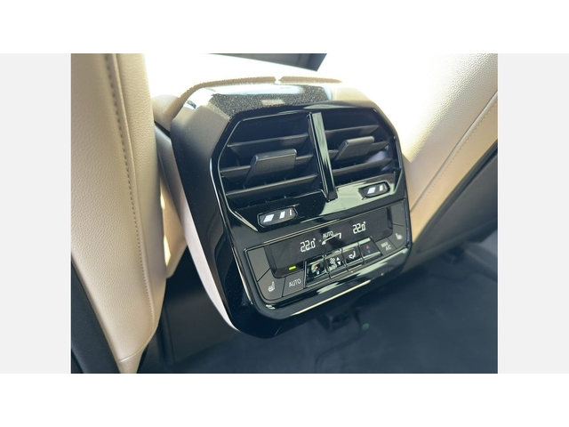 BMW iX xDrive40 - автомобили, коли, обяви за нови и употребявани 10