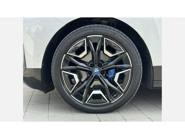 BMW iX xDrive40 - автомобили, коли, обяви за нови и употребявани 3