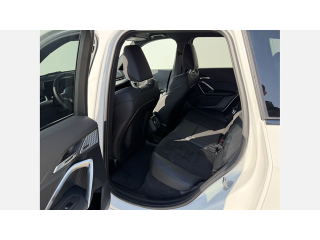 BMW iX1 xDrive30 - автомобили, коли, обяви за нови и употребявани 9