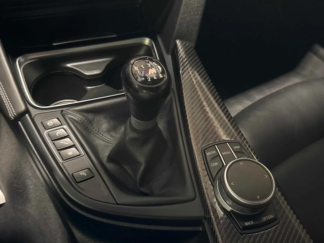 BMW M4 MANUAL * ПОДГРЕВ * CARBON * HARMAN KARDON * CARFAX - автомобили, коли, обяви за нови и употребявани 6
