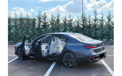 BMW M760e M760e Plug-in Hybrid xDrive - автомобили, коли, обяви за нови и употребявани 7
