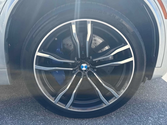BMW X5M ПОДГРЕВ * ПАНОРАМА * HARMAN KARDON * CARFAX - автомобили, коли, обяви за нови и употребявани 8